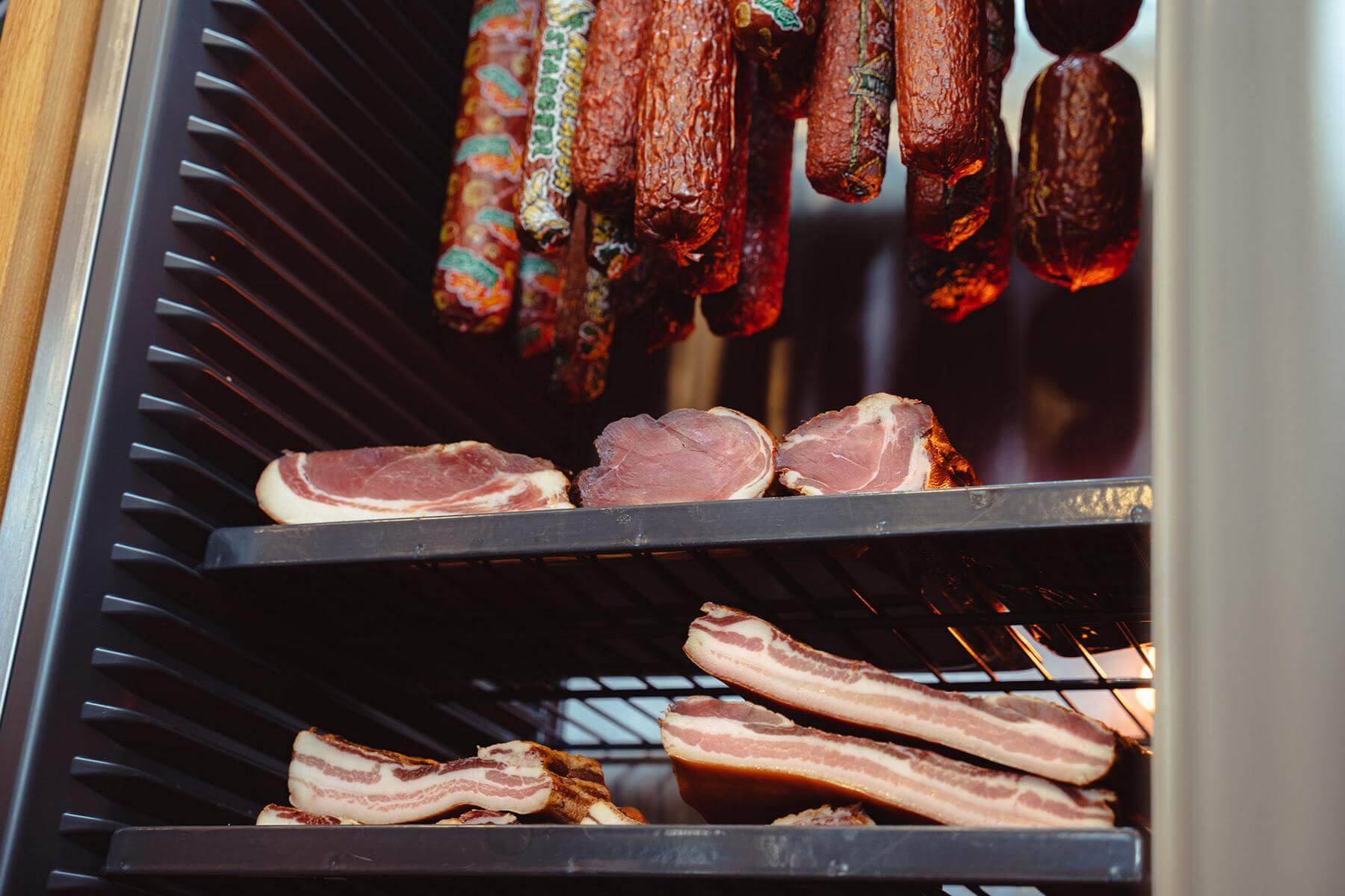 fleischschrank-wurst-fleisch-geselchtes-5